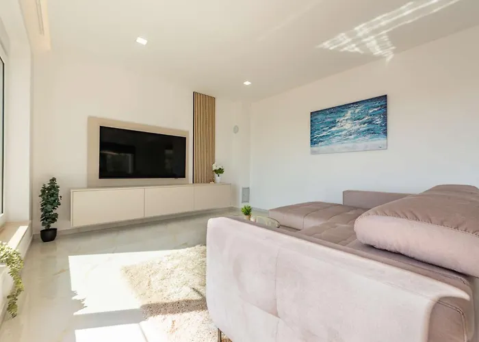 A'more Seafront, Villa Maslenica