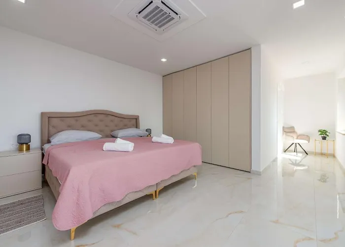 A'more Seafront, Maslenica