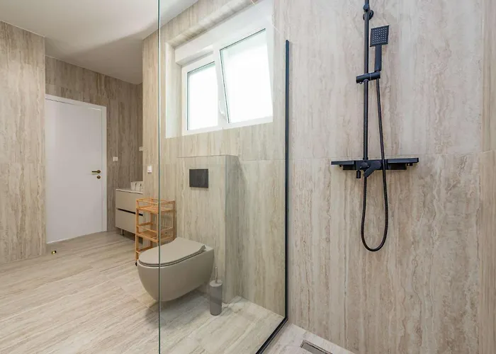 A'more Seafront, Villa Maslenica