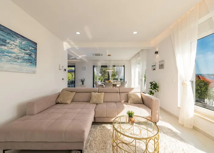 A'more Seafront, Villa Maslenica