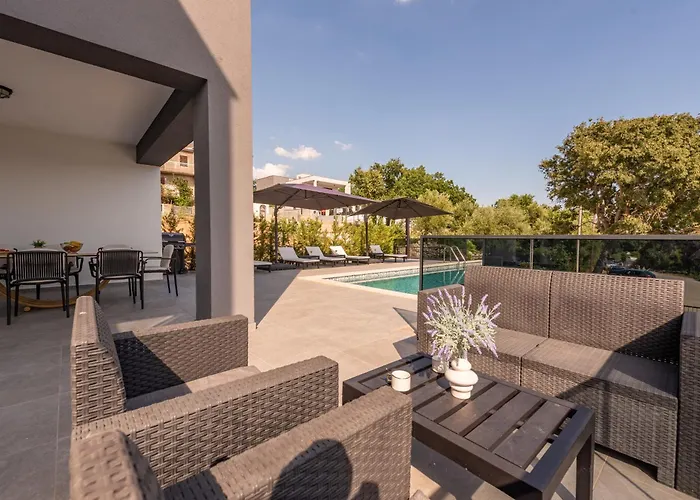 A'more Seafront, 빌라 마슬레니차